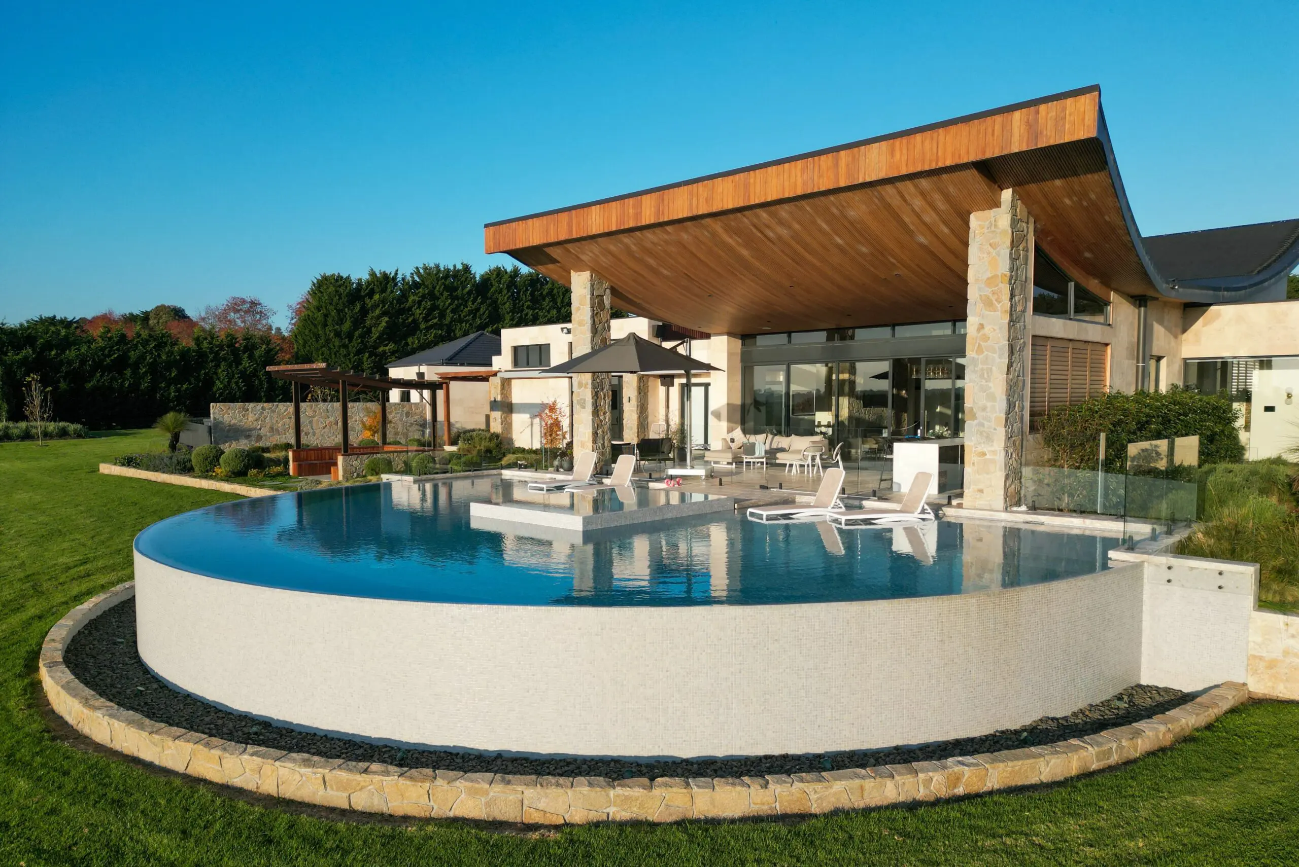 Shadowspec Serenity™ Cantilever Umbrella — Marine-Grade Shade, Engineered in New Zealand - Image 4