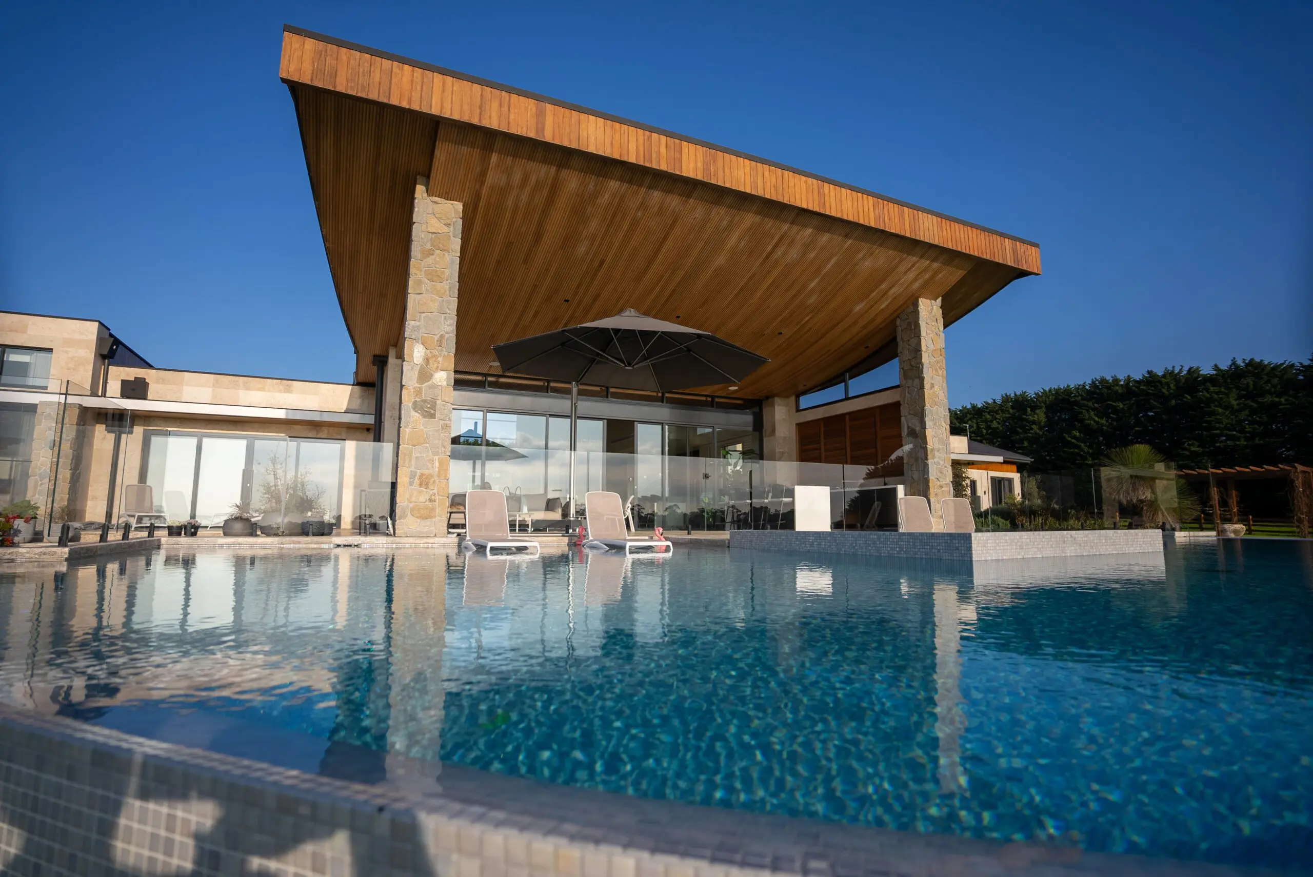 Shadowspec Serenity™ Cantilever Umbrella — Marine-Grade Shade, Engineered in New Zealand - Image 14