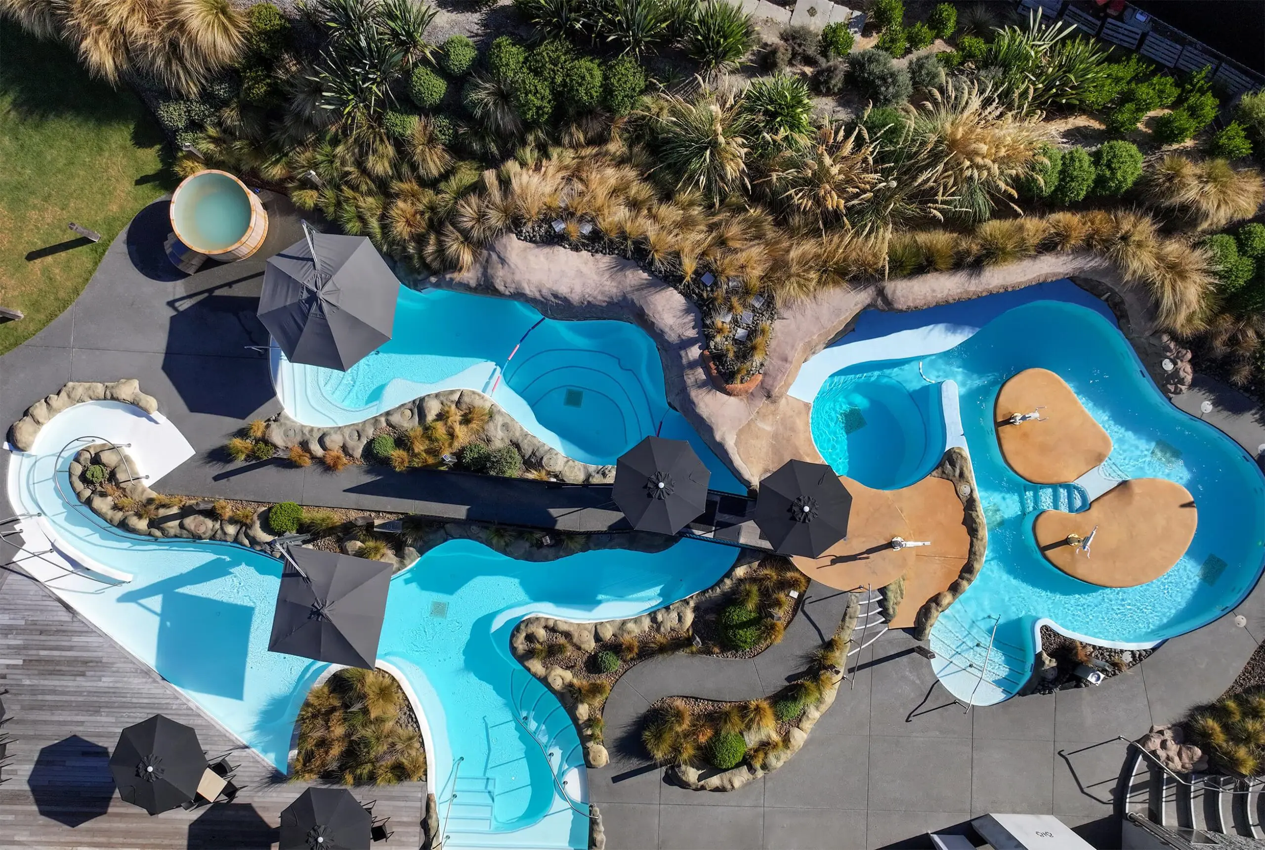 Shadowspec Serenity™ Cantilever Umbrella — Marine-Grade Shade, Engineered in New Zealand - Image 2